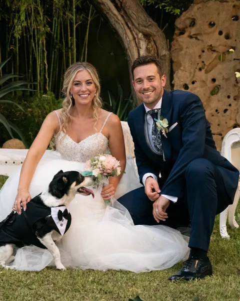 Foto de partida: una pareja de novios con su perro