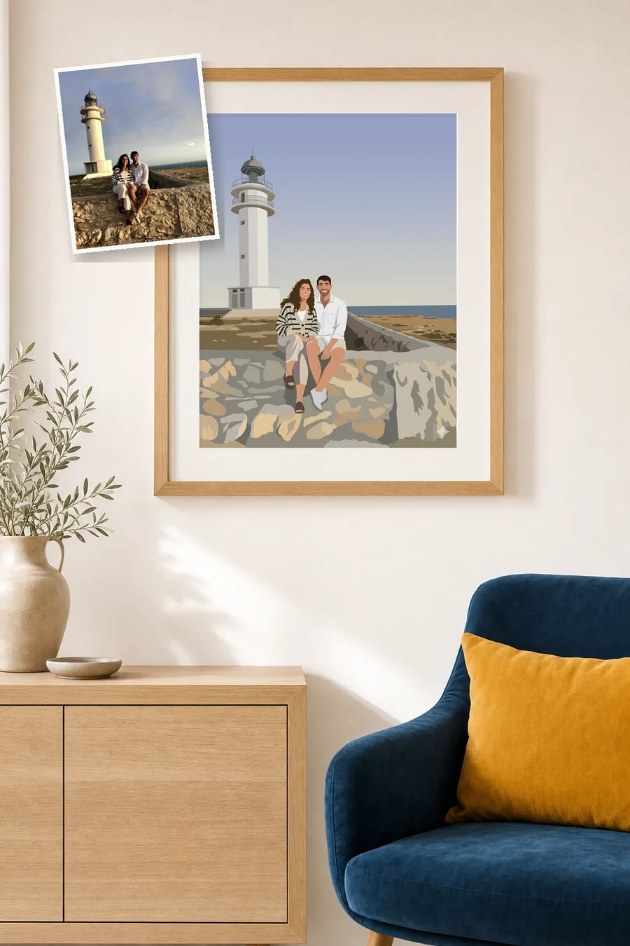 Ilustraciones personalizadas enmarcadas en la pared de un salón luminoso: una pareja frente a un faro y el retrato de un perro