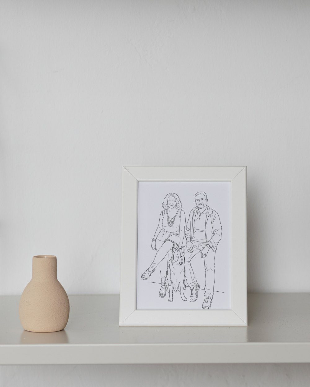 Ilustración minimalista de línea de una pareja con su perro, en marco pequeño blanco